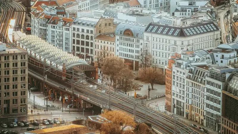 Stadtpanorama von Berlin mit Bahntrasse und innerstädtischer Bebauung